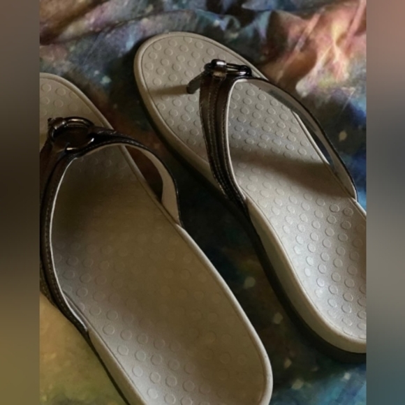 Vionic Tide Aloe Toe Post Sandal Pewter Leather - Picture 9 of 10